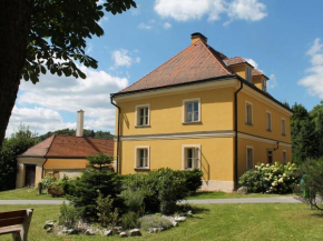 Pleasant holiday home in Milire with courtyard, Milíře
